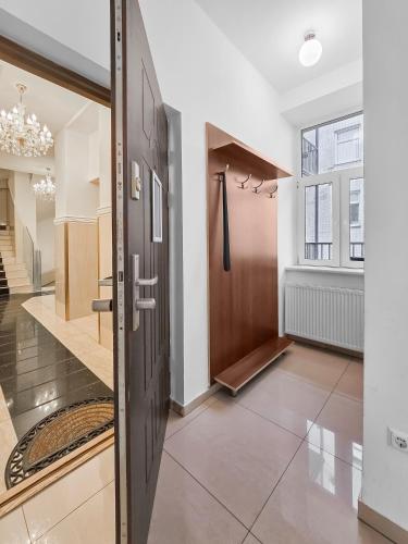 Spacious 3-Bedroom Retreat with Balcony for 8 Near Millennium Tower