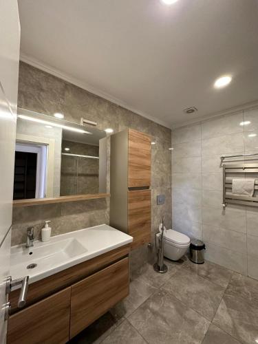 łazienka z umywalką i toaletą w obiekcie Prime Suites w mieście Biszkek