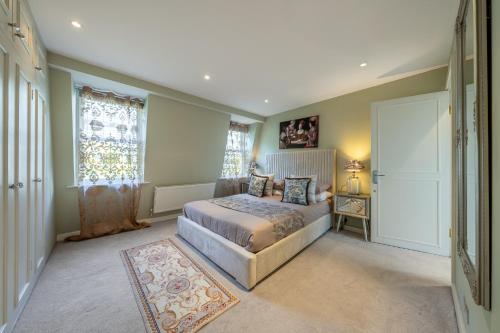 a bedroom with a bed and a window at GRAND 200 SqM 3-Bedroom VILLA in London