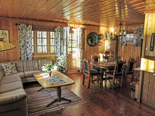 Posezení v ubytování Holiday Home Midtholmen by Interhome