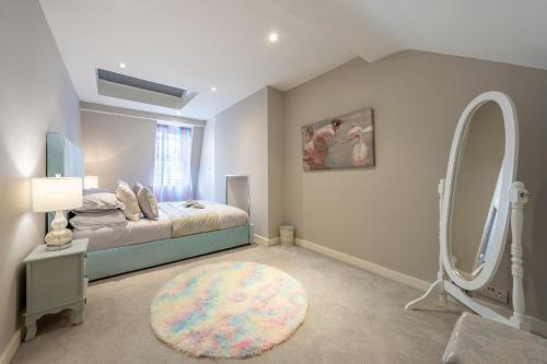 a bedroom with a bed and a large mirror at GRAND 200 SqM 3-Bedroom VILLA in London