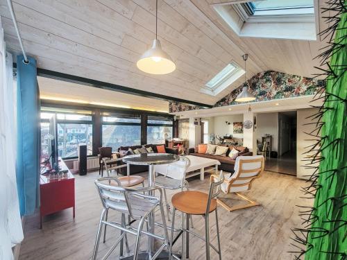 un salon avec une table et des chaises dans l'établissement Apartment Le SudOuest by Interhome, à Carnac