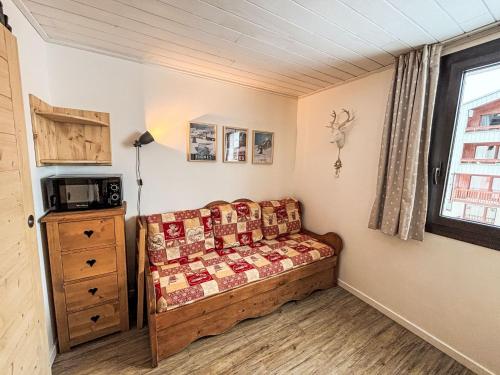 - une petite chambre avec un lit et un four micro-ondes dans l'établissement Studio Les Tommeuses - Val Claret-25 by Interhome, à Tignes