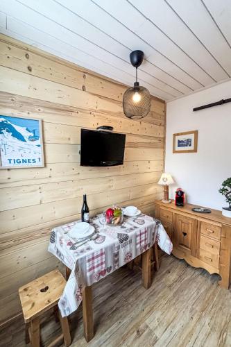 une salle à manger avec une table et une télévision dans l'établissement Studio Les Tommeuses - Val Claret-25 by Interhome, à Tignes