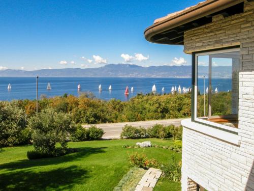 een huis met uitzicht op het water en zeilboten bij Villa Kamik by Interhome in Kostrena