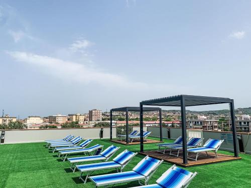 una fila de tumbonas en el techo en Apartment Santa Costanza-4 by Interhome, en San Vincenzo