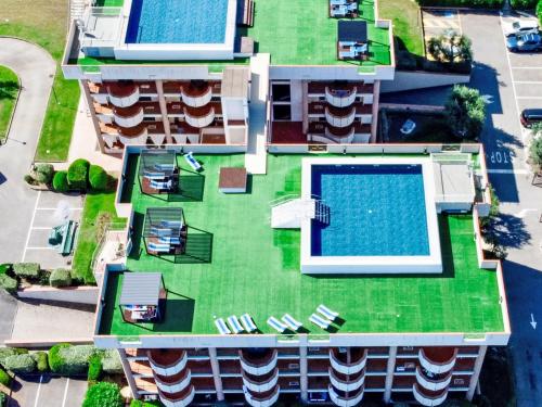 una vista aérea de un edificio de apartamentos con 2 piscinas en Apartment Santa Costanza-4 by Interhome, en San Vincenzo