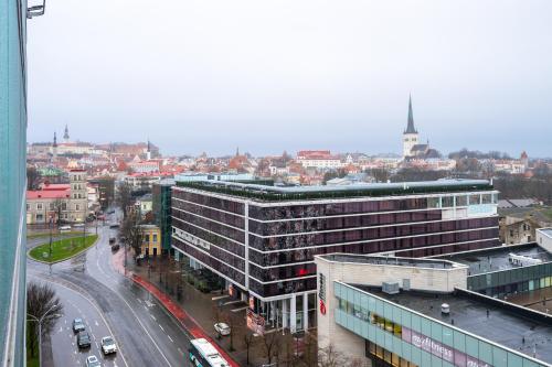 Pemandangan umum bagi Tallinn atau pemandangan bandar yang diambil dari aparthotel ini