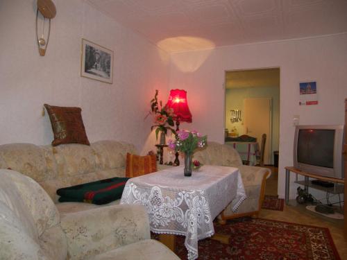 Μια τηλεόραση ή/και κέντρο ψυχαγωγίας στο Bungalow Lange mit 2 Schlafzimmer