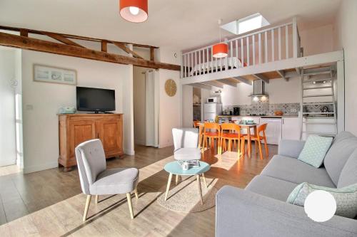 un salon avec un canapé et une table dans l'établissement Ty Maez - Calme et confort à Sarzeau- Les Gites de Rhuys, à Sarzeau