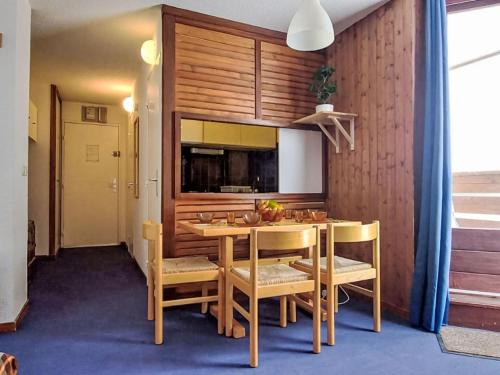 une salle à manger avec une table et des chaises dans l'établissement Apartment Le Borsat - Val Claret-15 by Interhome, à Tignes