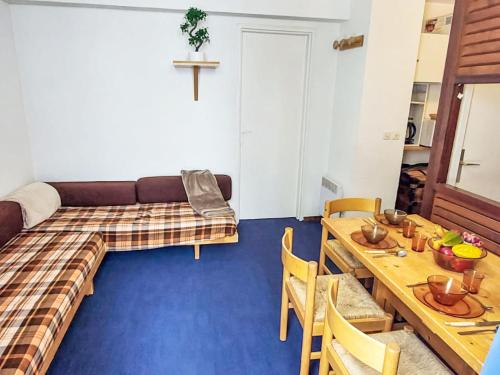 un salon avec un canapé et une table dans l'établissement Apartment Le Borsat - Val Claret-15 by Interhome, à Tignes