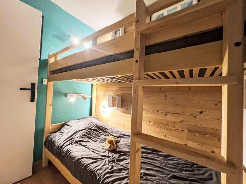 un chien dormant sur la couchette inférieure d'un lit superposé dans l'établissement Apartment Nazca I6 by Interhome, à Val Thorens