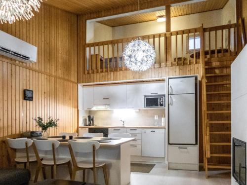 eine Küche mit Tisch und Kühlschrank in der Unterkunft Holiday Home Lomakatti 10b by Interhome in Vuokatti