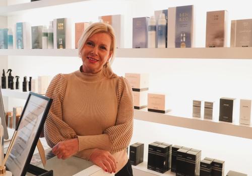 a woman standing in front of a shelf with books at Parkhotel Horst - Venlo in Horst
