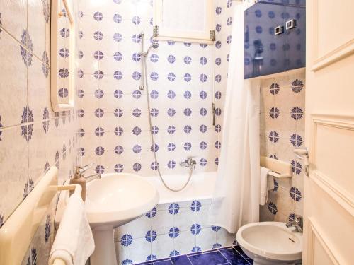 Bilik mandi di Apartment Sul mare by Interhome