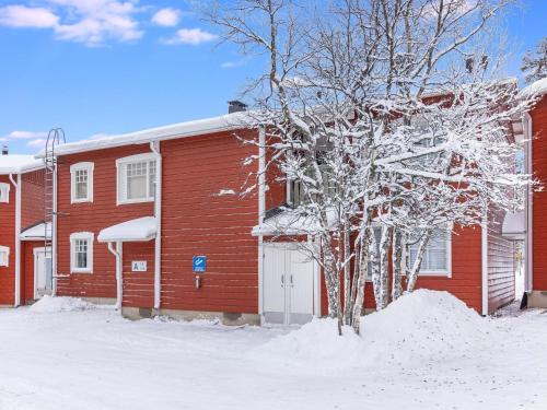 萨利色尔卡Holiday Home Moitakuru a10 by Interhome的雪中有一棵树的红色建筑