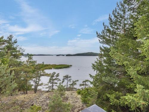 Blick auf einen See durch die Bäume in der Unterkunft Holiday Home Villa katarina by Interhome in Nauvo