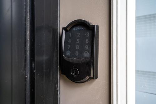 eine Fernbedienung an der Seite einer Tür in der Unterkunft Bright & Stylish Modern Townhome in Oakville! in Oakville