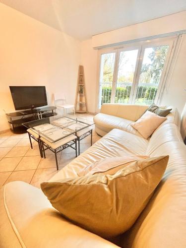 - un salon avec un canapé et un piano dans l'établissement Le bijou d'Ivelina - 3 chambres - wifi - parking, à Chartres