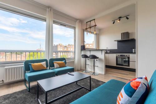 un salon avec un canapé et une table dans l'établissement Appartement 2 chambres en hypercentre avec parking, à Tourcoing