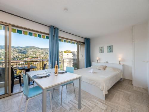 une chambre avec un lit, une table et un bureau dans l'établissement Apartment Le Surcouf by Interhome, à Mandelieu-la-Napoule