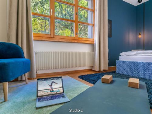 sala de estar con mesa y ordenador portátil en Apartment Steil Alva Studios Smit by Interhome, en Lenzerheide