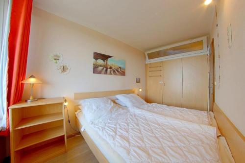 une chambre avec un grand lit blanc dans une pièce dans l'établissement Apartment Süd-Panorama mit Pool & Sauna, à Hohegeiss