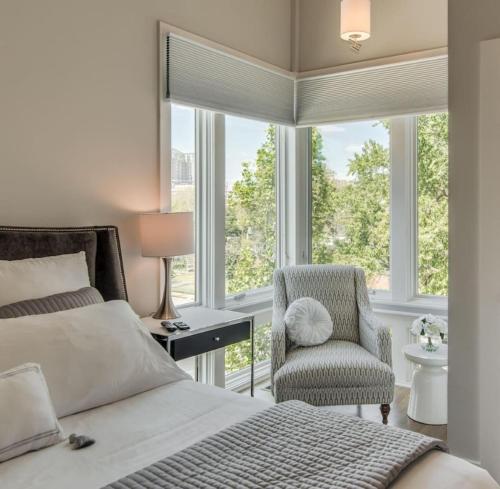 Ένα ή περισσότερα κρεβάτια σε δωμάτιο στο Great Location, Large Home - Roof Deck, Walk to Ni