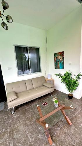 a living room with a couch and a table at H et L in Tortuguero
