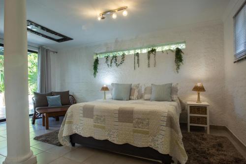 Ένα ή περισσότερα κρεβάτια σε δωμάτιο στο Santika Getaway Cottage Stellenbosch