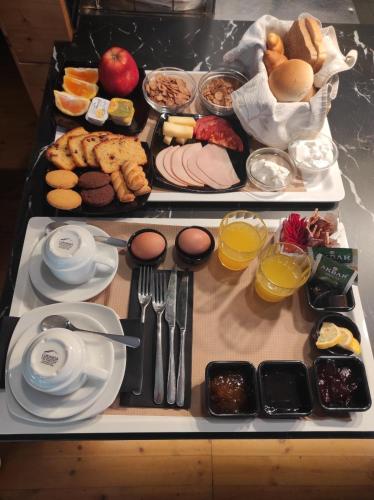 ロードス・タウンにあるAtlantis Boutique ΑΝΝΕXの食べ物のトレイが2つ入ったテーブル