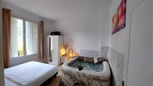 une salle de bain avec baignoire dans une chambre dans l'établissement Fun & Detente F3 60m2 pour 6 personnes - Paris Porte de la Villette, à Aubervilliers