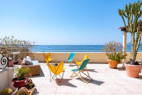 un patio avec des chaises et une vue sur l'océan dans l'établissement Cannes - Roof terrace for rent, à Cannes