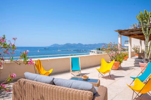 - une terrasse avec des chaises et un canapé donnant sur l'océan dans l'établissement Cannes - Roof terrace for rent, à Cannes