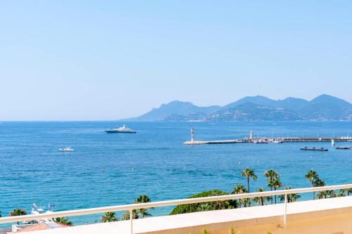 une vue sur l'océan avec un bateau dans l'eau dans l'établissement Cannes - Roof terrace for rent, à Cannes