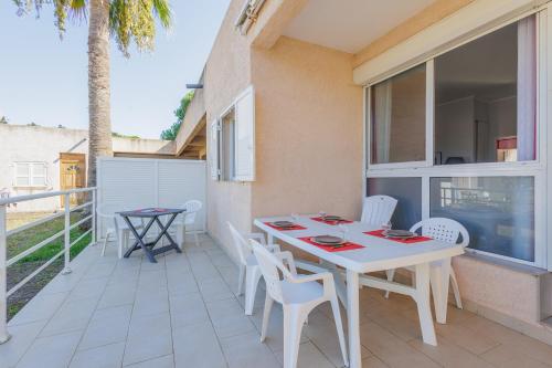 a patio with a table and chairs on a balcony at La Perla di Santa Maria - Vue mer, plage à 100 m in Santa-Maria-Poggio