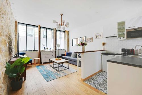 une cuisine et un salon avec un comptoir dans l'établissement Duplex pour 6 a Republique Confort et Centralite, à Paris