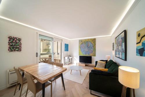 un salon avec une table et un canapé dans l'établissement REF 1960 - Cannes Center - Croisette, à Cannes