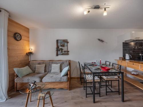 un salon avec un canapé et une table dans l'établissement Le Yeti - Apt B3 N3 - BO Immobilier - Châtel- Châtel Multipass 2025 Été offert par votre hôte, à Châtel