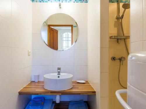 une salle de bain avec un lavabo et un miroir dans l'établissement Belle villa provençale piscine terrain, à Pujaut
