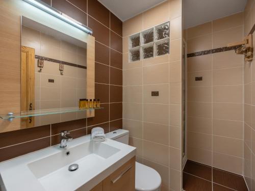 une salle de bain avec un lavabo, des toilettes et un miroir dans l'établissement Le Yeti - Apt B3 N3 - BO Immobilier - Châtel- Châtel Multipass 2025 Été offert par votre hôte, à Châtel