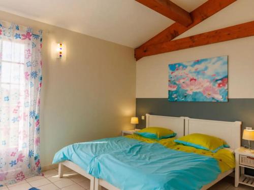 - une chambre avec un lit doté de draps bleus et d'oreillers jaunes dans l'établissement Belle villa provençale piscine terrain, à Pujaut