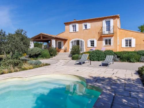 une maison avec une piscine devant dans l'établissement Belle villa provençale piscine terrain, à Pujaut
