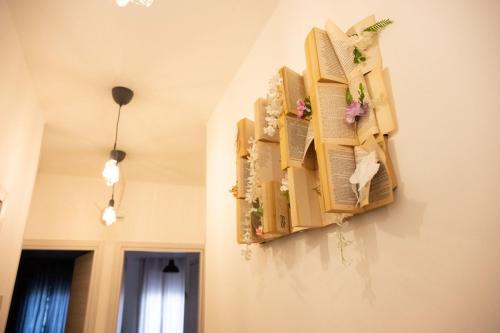 a room with some books on a wall at Luz de Salento B&B in Lecce