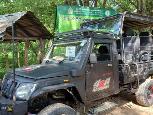 ein grüner Jeep mit einem Verdeck darauf in der Unterkunft Forest Thanamalwila in Tanamalwila