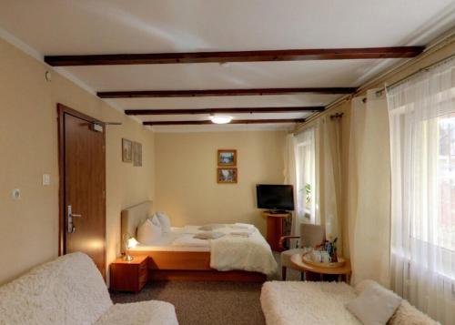 a bedroom with two beds and a window at Dom Wypoczynkowy Topaz in Szklarska Poręba