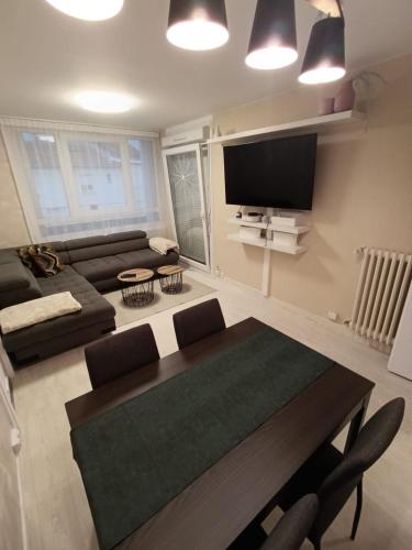 un salon avec une table et un canapé dans l'établissement Loft moderne à Reims, à Reims