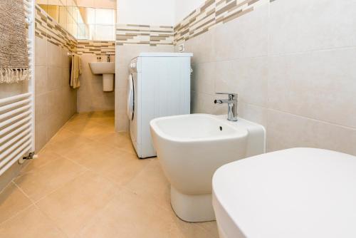 a bathroom with a toilet and a refrigerator at Luxury Apartments Manarola by Arbaspàa in Manarola