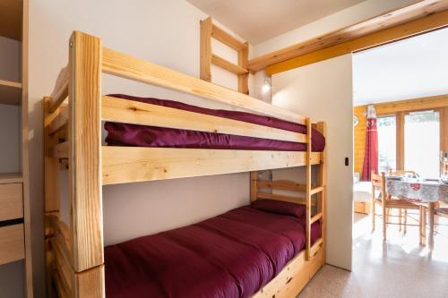 une chambre avec deux lits superposés dans une pièce dans l'établissement La Joue du Loup, appartement pour 4 avec terrasse, à Saint-Étienne-en-Dévoluy